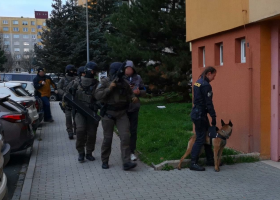 Do bytu musela zásahovka. Nesnesitelný zápach potvrdil varnu drog