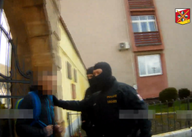 Jen co vylezl z díry, mazal zpátky. Poslal spolu vězni fety