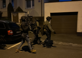 Muž postřelil ženu v pražské Hostivaři. Do jeho bytu vtrhli policisté, ale byl už mrtvý