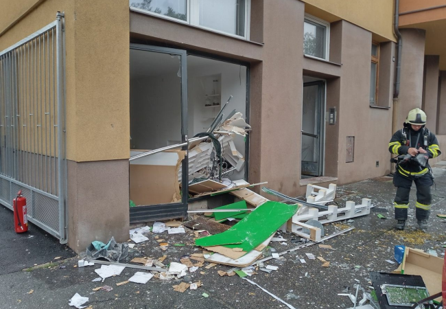Výbuch rozmetal přízemí domu v Hradci Králové. Dva zranění