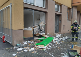 Výbuch rozmetal přízemí domu v Hradci Králové. Dva zranění