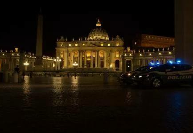 Ve Vatikánu stříleli na auto. Řidič se s ním dostal až na nádvoří Apoštolského paláce