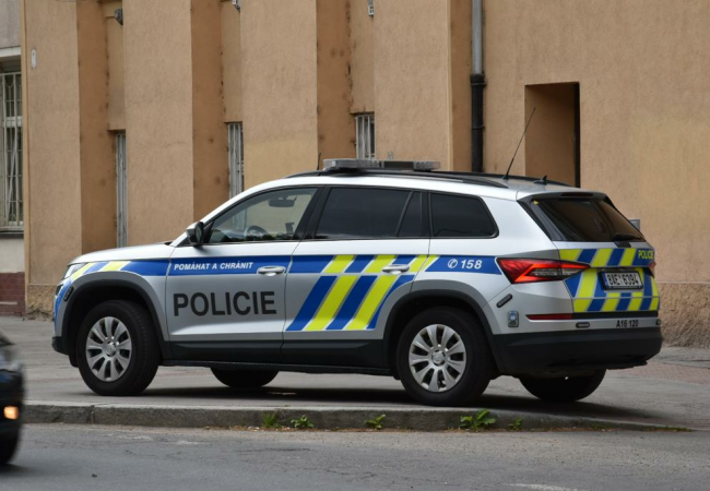 Tragédie v Mostě. Muž pod vlivem drog bodnul čtyřleté dítě do krku. Zadržel ho policista v civilu