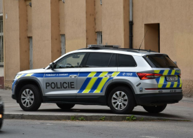 Tragédie v Mostě. Muž pod vlivem drog bodnul čtyřleté dítě do krku. Zadržel ho policista v civilu
