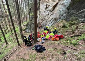 Dva horolezce museli záchranit z vrtulníku v Adršpachu. Spadli do rokle