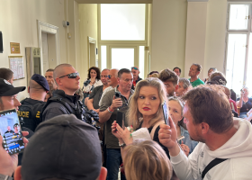 Nervy ze železa u policistů a nesmyslné výplody příznivců Peterkové u soudu a v nemocnici.
