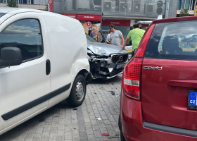 Řidička si spletla pedály, nabourala další tři auta na parkovišti