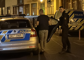 Muž střílel z ostré pistole v centru Prah na vyhazovače. I díky čtenářům AKTU.cz ho dopadli za několik hodin