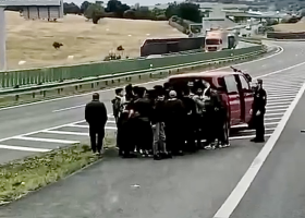 Masivní přeprava migrantů odhalena na dálnici D8: V devítimístné dodávce přepravoval řidič třicet lidí