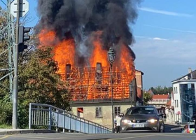 Naprosto unikátní záběry z kamer policistů ukazují náročnou záchranu z hořícího domu v Plzni