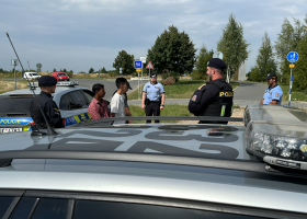 Uprchlíky naháněli policisté u Jenče. Řidič je vyhodil z auta, ať dál jedou vlakem