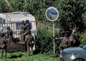 Polák ujížděl v kradeném BMW. Byl předpoklad že je nebezpečný. Proto zásahová jednotka