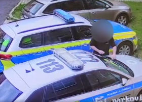 Muž poškodil policejní vozidlo výbušninou: Hrozí mu až osm let ve vězení