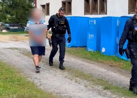 Šokující útok na manželku na Chebsku. Jeden nůž ohnul o kost, vzal si další a pokračoval!
