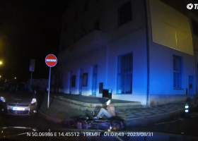 Ujíždějící motorkář v Praze nakonec havaroval