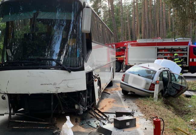 Tragická srážka autobusu a osobního vozidla na Táborsku: Řidič osobního auta nepřežil