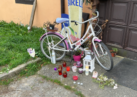 Podezřelý z vraždy prostitutky utíká před policií na Českokrumlovsku. Zapaluje za sebou les.