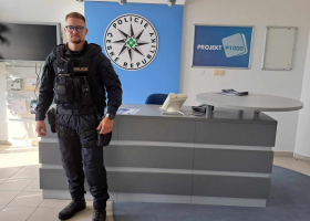 Vykopl dveře a zachránil ženu z hořícího bytu
