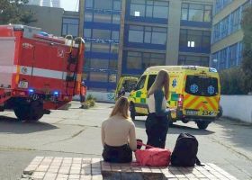 60 ošetřených studentek po úniku neznámé látky na škole v Plzni. Kritika směřuje na vedení školy.