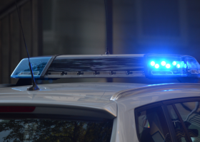 Smrtelná dopravní nehoda na Jičínsku: Senior s vozidlem skončil v řece