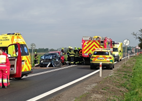 Vážná dopravní nehoda u Jaroměře zavřela jeden z hlavních silničních tahů na Náchod. Na místě přistával i vrtulník.