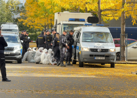 Ekologičtí aktivisté zablokovali parkoviště v Holešovicích. Musela proti nim zasáhnout policie. Zajistila 19 osob.