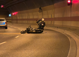 Motorkář narazil do stěny v tunelu Mrázovka, na místě zemřel