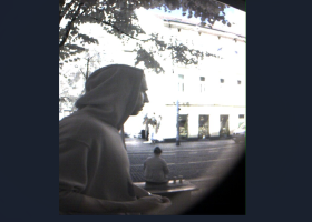 Brutálně napadl muže v Praze! Ten přišel o oko. Policie prosí o pomoc s pátráním po pachateli.