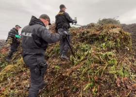 Vražda na Karlovarsku! Muž uškrtil svého spolubydlícího a jeho tělo vhodil do popelnice