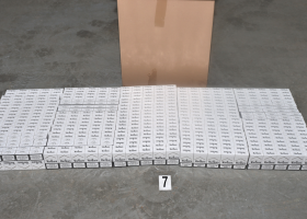 Při operaci "STŘECHA" odhalili celníci  miliony nelegálních cigaret, tisíce kilogramů tabáku, výrobní linku a stodvacetimilionový únik na daních