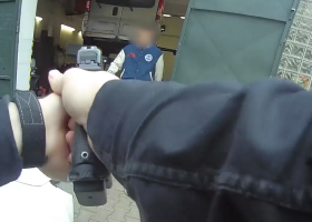 Policejní honička v Praze skončila zatčením schovávajícího se řidiče