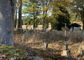 Vražda na jihu Čech. Zavražděnou ženu našel na hřbitově turista.
