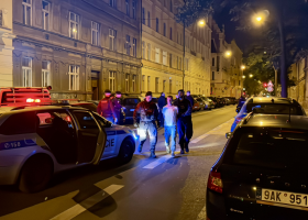 Dva cizinci se po hádce v Praze pobodali