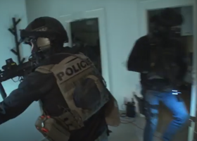 Sklapla klec! Akce Sponge byla úspěšná. Policie zadržela a obvinila jedenáct členů mezinárodní organizované skupiny, která pěstovala konopí v pronajatých bytech.