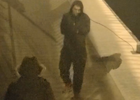 Provrtali loď na Vltavě, chtěli ji potopit. Policie prosí o pomoc s jejich dopadením-.