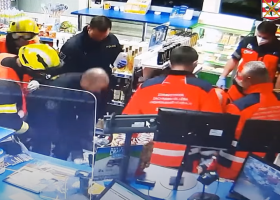 Včasná resuscitace zachránila život muži, který zkolaboval na benzince.