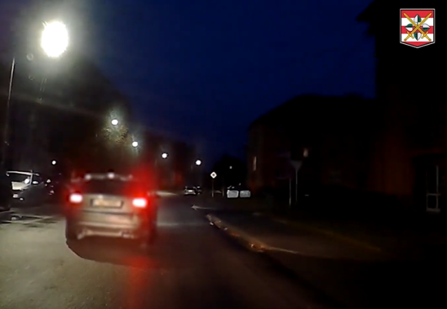 Jel od krajnici ke krajnici. Bez řidičáku a pod vlivem drog vezl svoje dítě. O auto přišel.