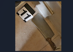 Žena v Hradci Králové sekáčkem na maso napadla svého druha v kuchyni. Nebylo to poprvé.