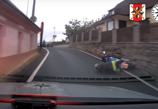 Ujížděl policistům, nakonec nevybral zatáčku a z motorky spadl.