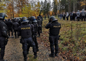Fanoušci polského fotbalu si domluvili rvačku v ČR. Policie jim ale plány překazila.