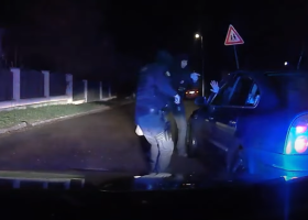 Opilá řidička na Novobydžovsku nejprve ujížděla, po dechové zkoušce začala utíkat.