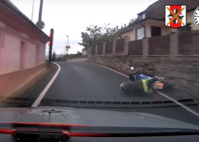 Ujížděl policistům, nakonec nevybral zatáčku a z motorky spadl.