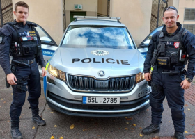 Dva policisté z Berouna zachránili život krvácejícímu muži.