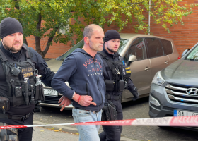 Nefungoval mu internet, tak začal vyhazovat vybavení bytu z okna. Policistům vyhrožoval, že je zabije.